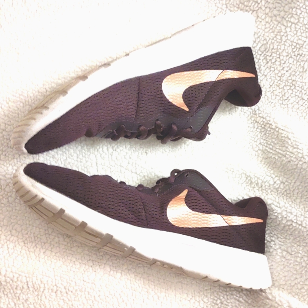 Nike▪️Tanjun Trainers Burgundy/Metallic Bronze - Sz 8.5